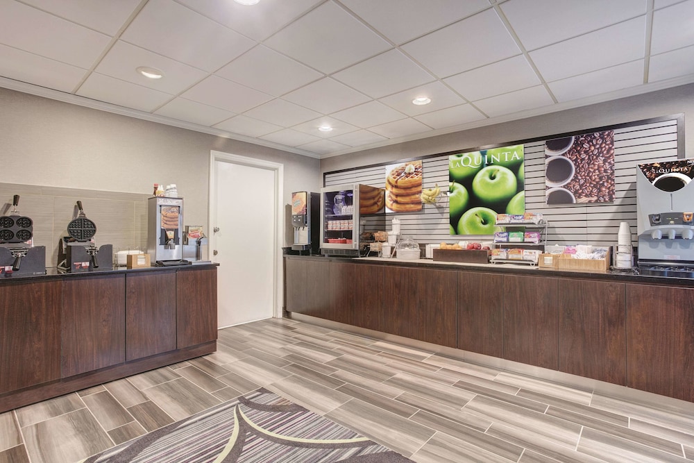 La Quinta Inn & Suites by Wyndham Atlanta Roswell 9/47