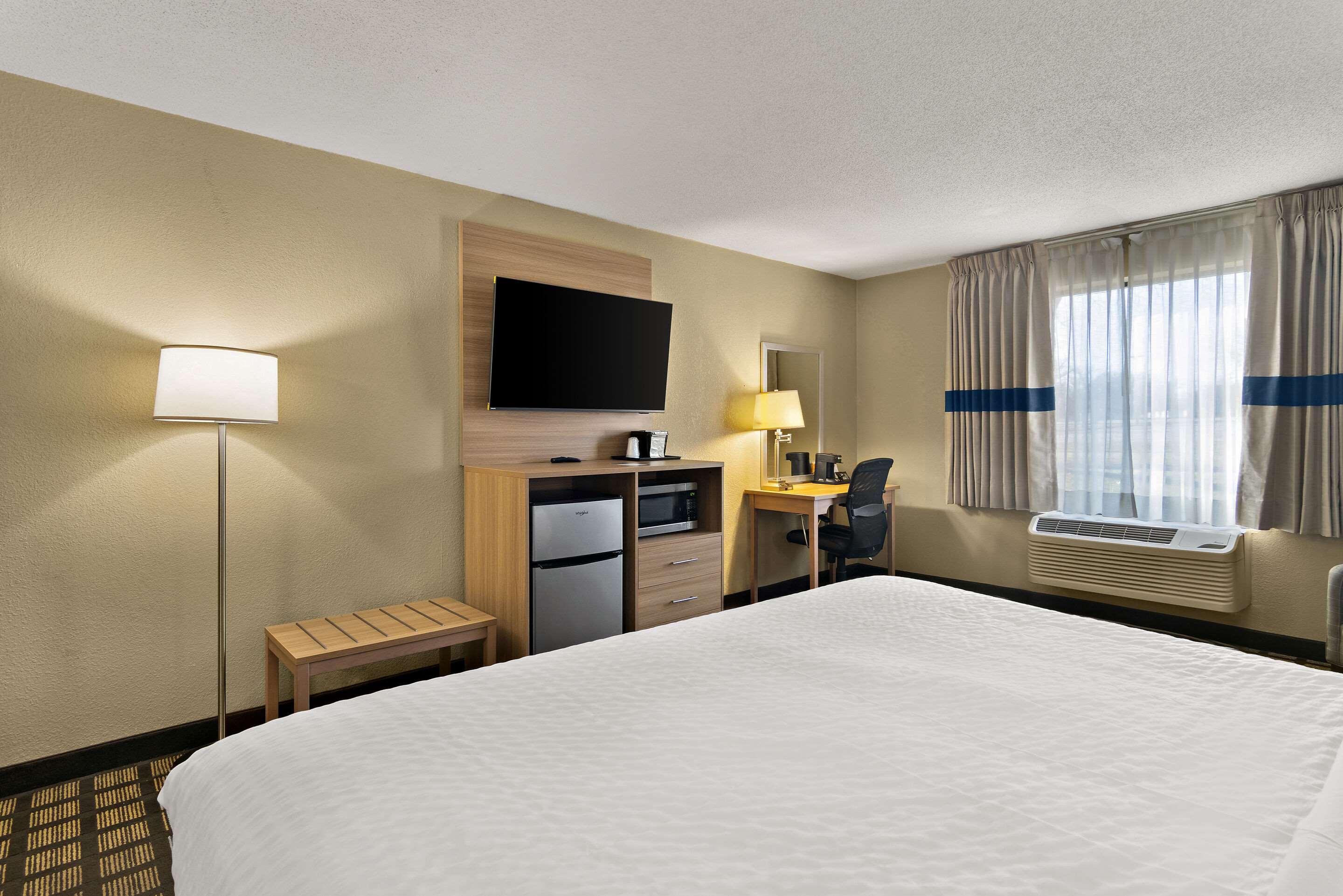 غرفة بسرير كينج، Clarion Pointe Bloomington - Normal near I-55 and University 4/5