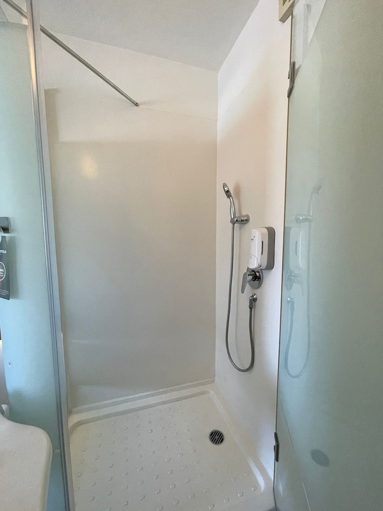 Executive, Queen Bed, Runway View