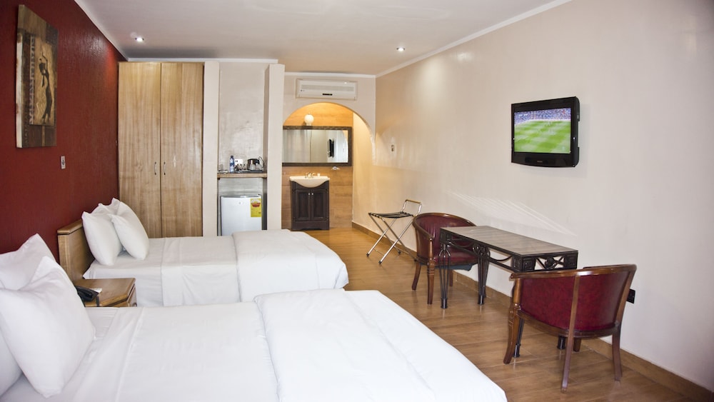 Tropical Enclave Hotel 24/60