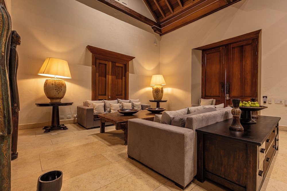 Ananda Hotel Boutique 49/70