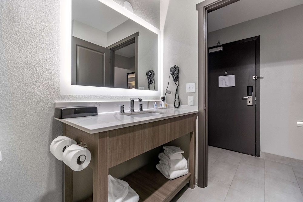 Quality Inn and Suites Pacific Auburn 24/51
