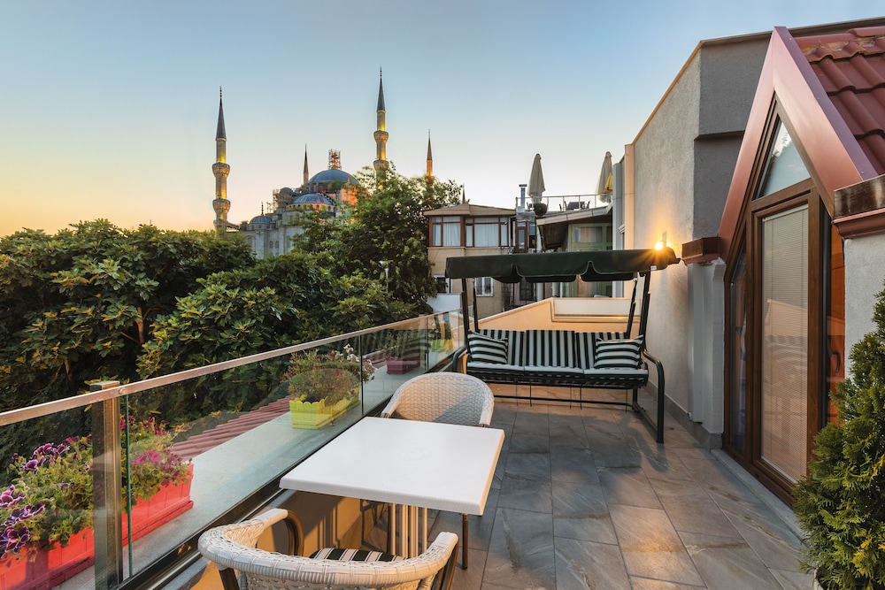 Obelisk Hotel & Suites 55/63