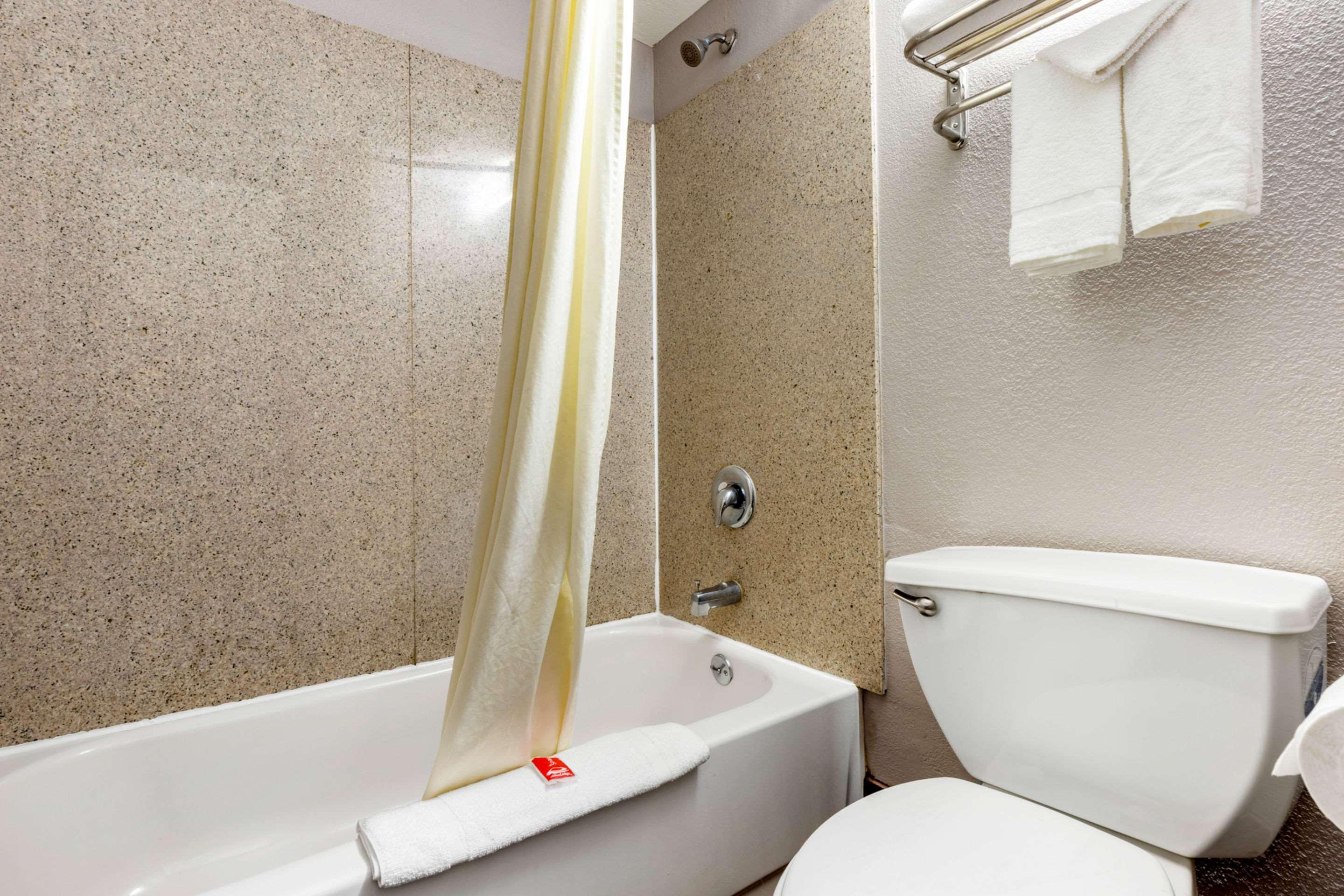 غرفة بسرير كينج، Econo Lodge Rock Hill Northeast 4/4