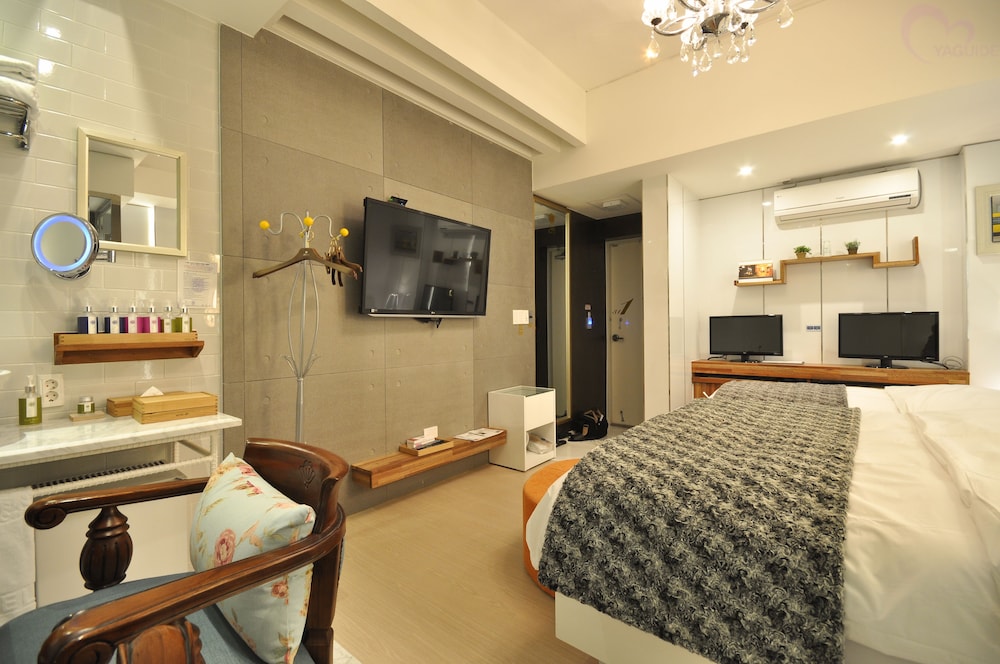 February Hotel Apsan 24/67