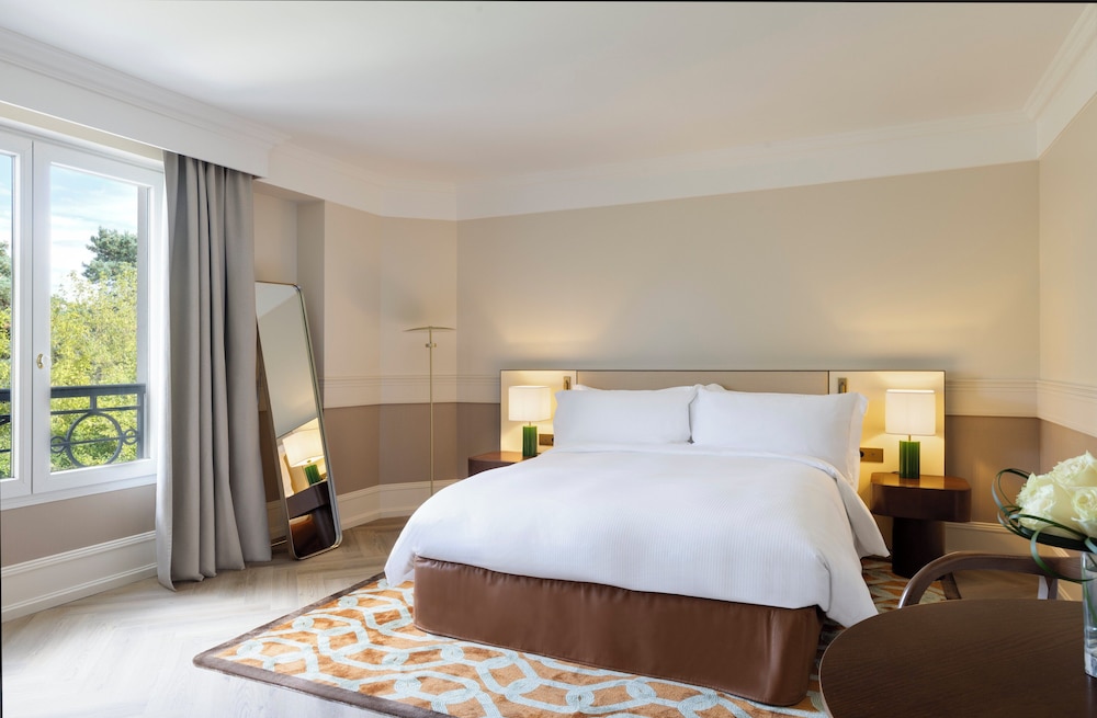Suite, King Bed, Sofa