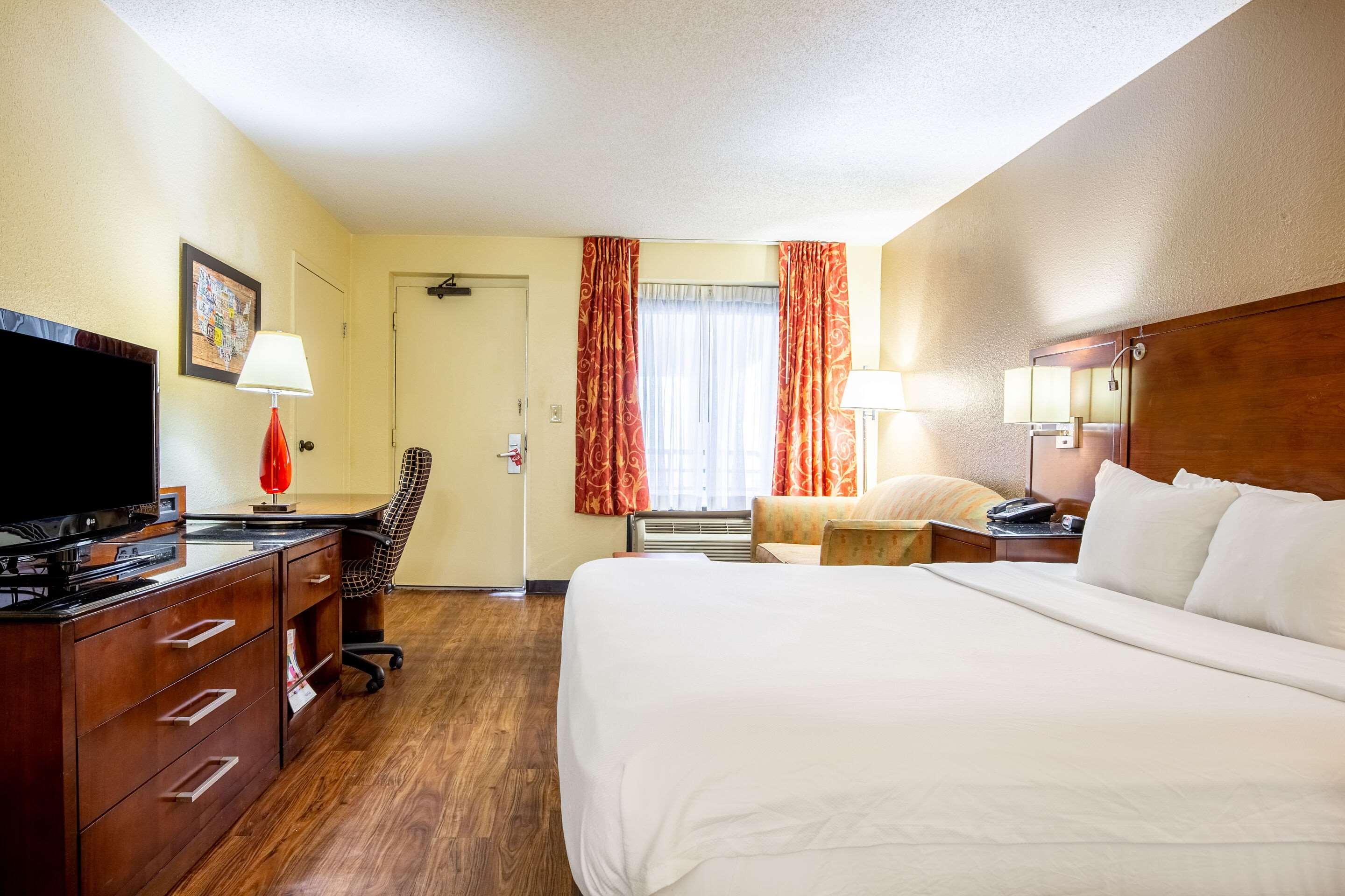ROOM, KING BED