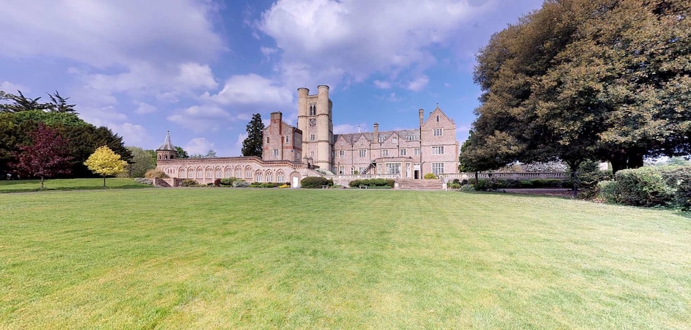 De Vere Horsley Estate 66/72