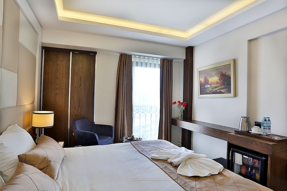 ROOM, TRIPLE