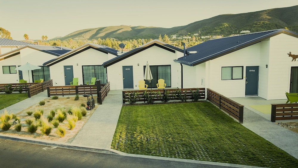 Lakehouse Hotel and Resort 2/100