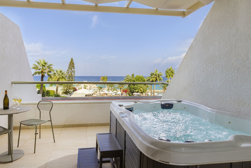 Golden Coast Beach Hotel 20/50