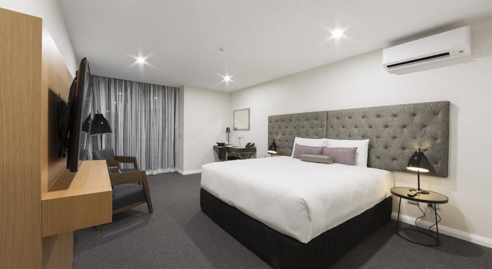 AVENUE HOTEL CANBERRA 19/59
