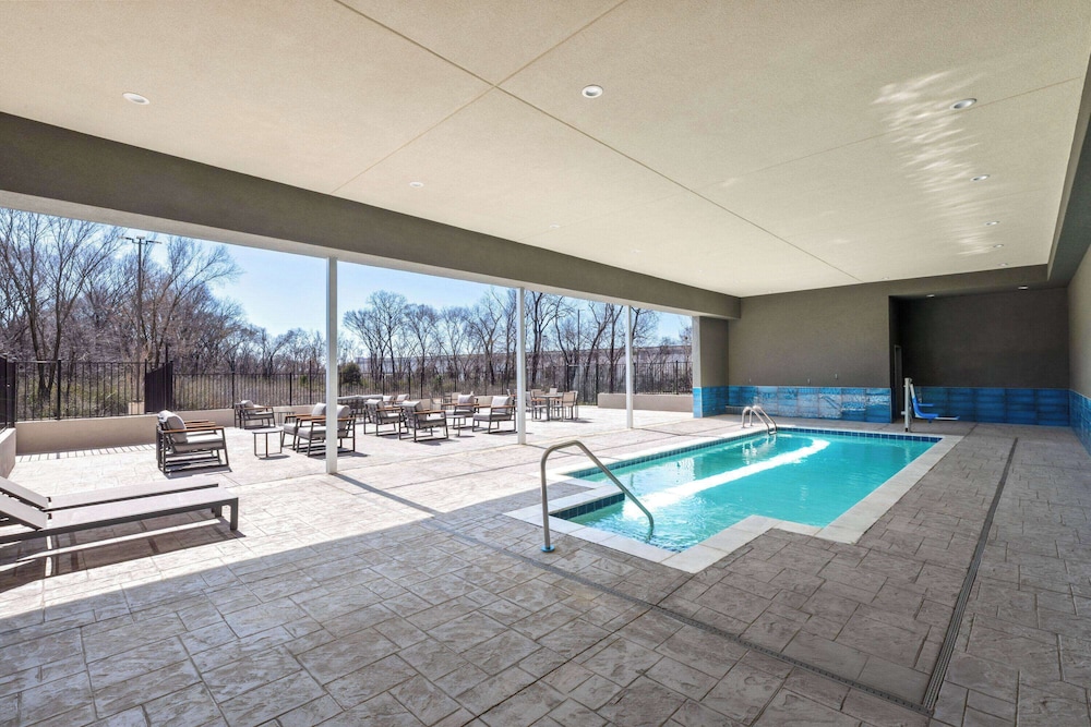 La Quinta Inn & Suites by Wyndham DeSoto 32/44