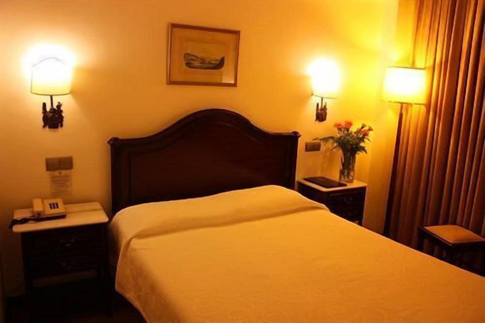 ECONOMY, DOUBLE OR TWIN BED