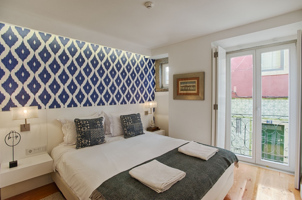ROOM, DOUBLE OR TWIN BED, STREET VIEW