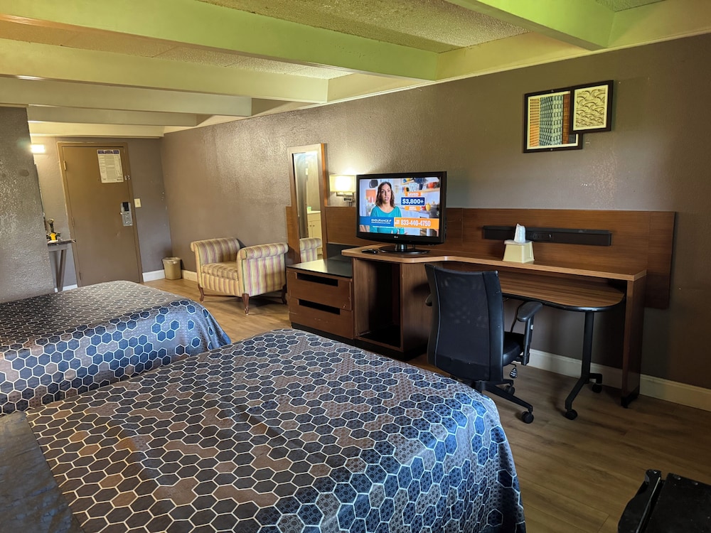 Economy Inn North Randall 22/49