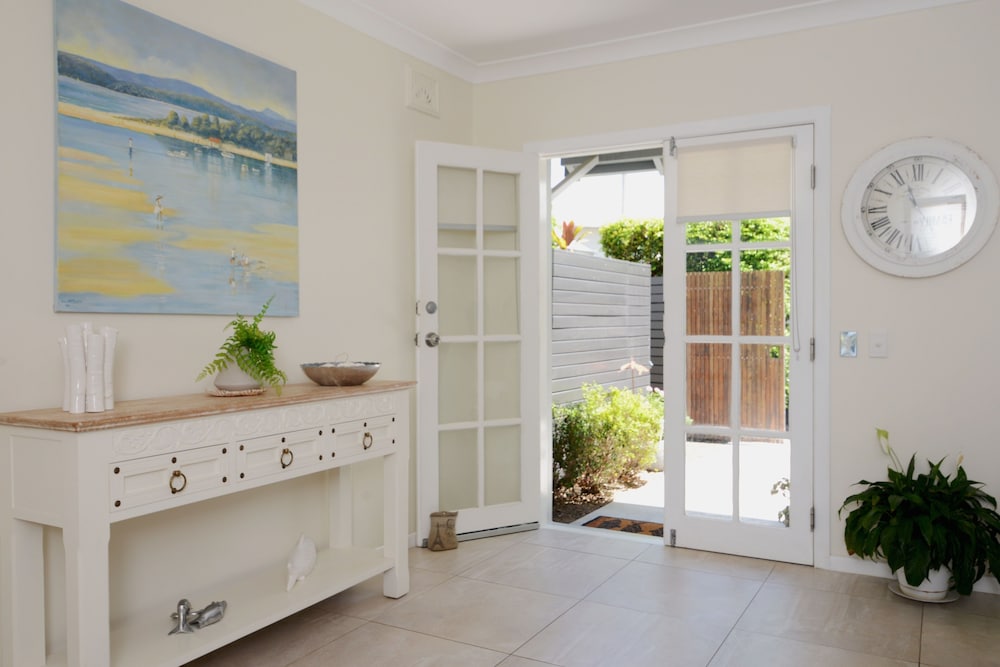 NOOSA ENTRANCE WATERFRONT RESORT 12/80