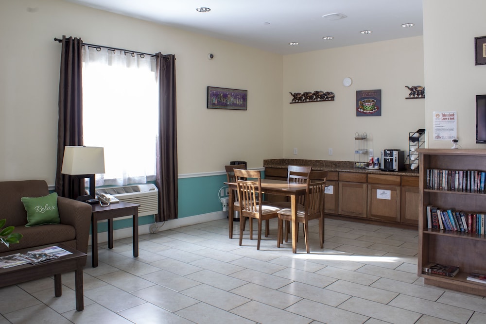 The Bungalows Hotel Event Center 46/61