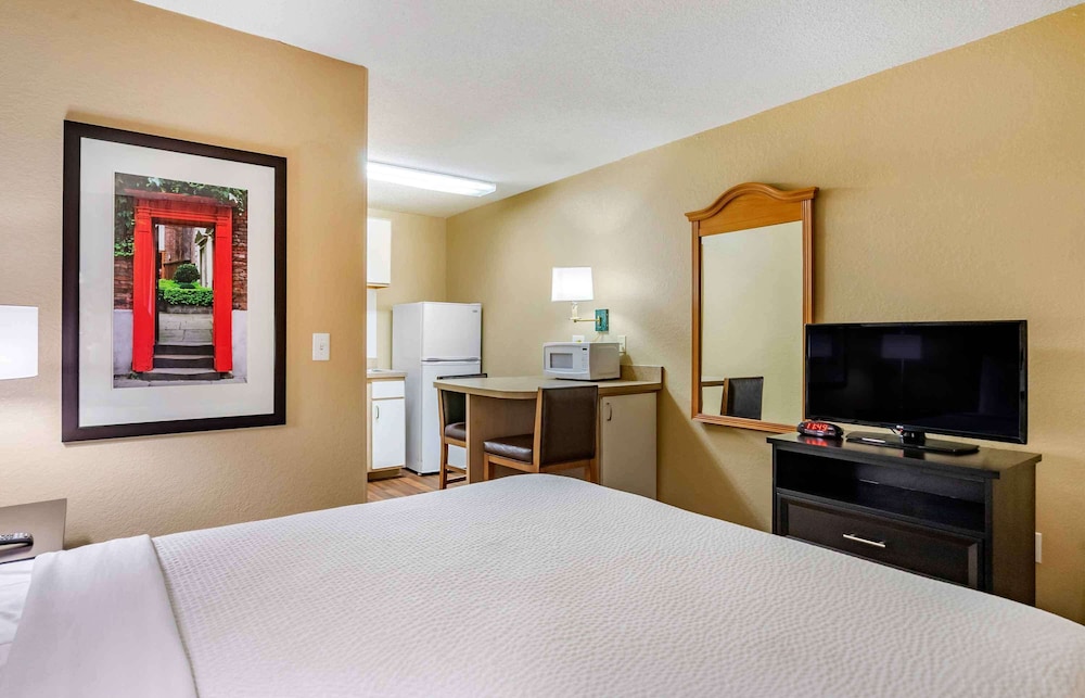 STUDIO, QUEEN BED
