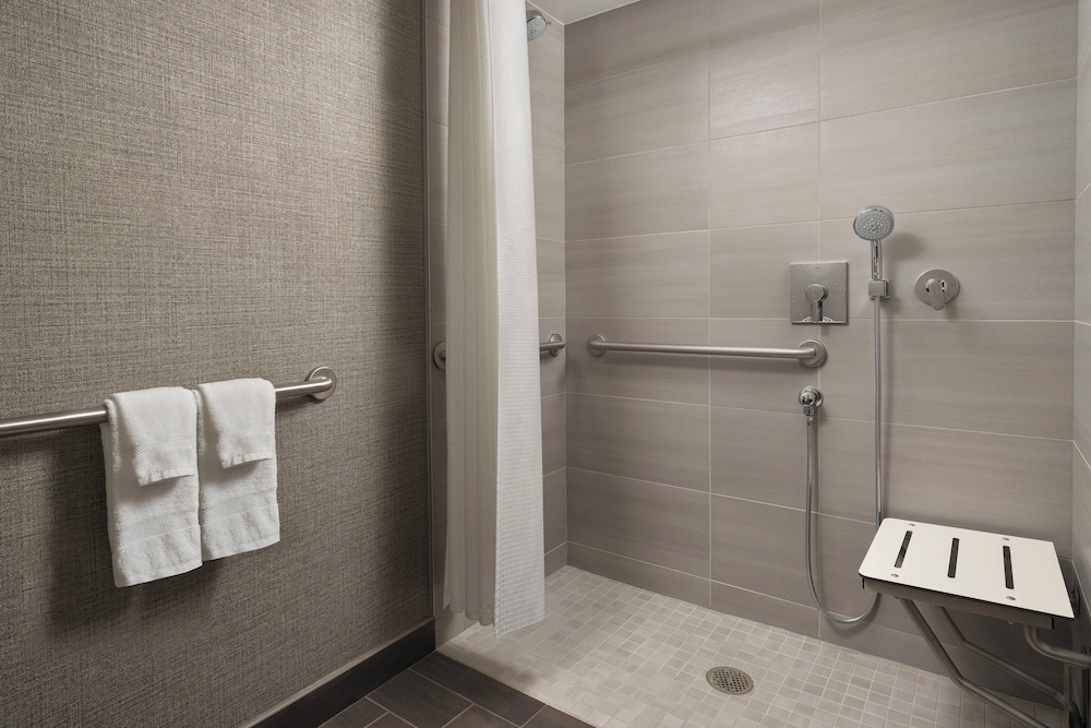 غرفة بسرير كينج بشرفة لذوي الإعاقة، Warner Center Marriott Woodland Hills 5/6