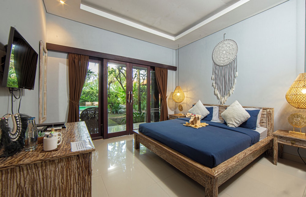SUPERIOR, KING BED, POOL VIEW