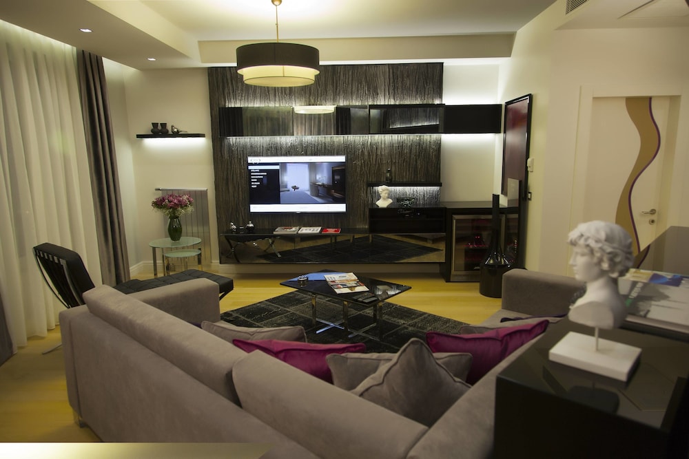 The Leos Residence 41/60