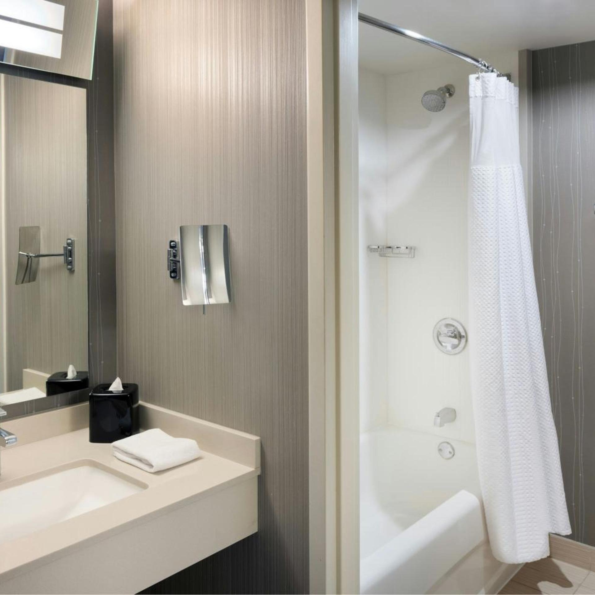 غرفة بسرير كينج مع أريكة في طابق مرتفع، Courtyard Chicago Downtown/Magnificent Mile 5/9