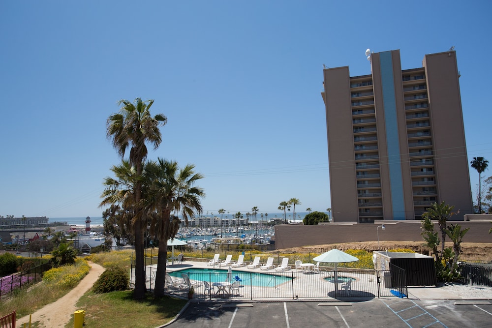 Days Inn by Wyndham Oceanside 8/40