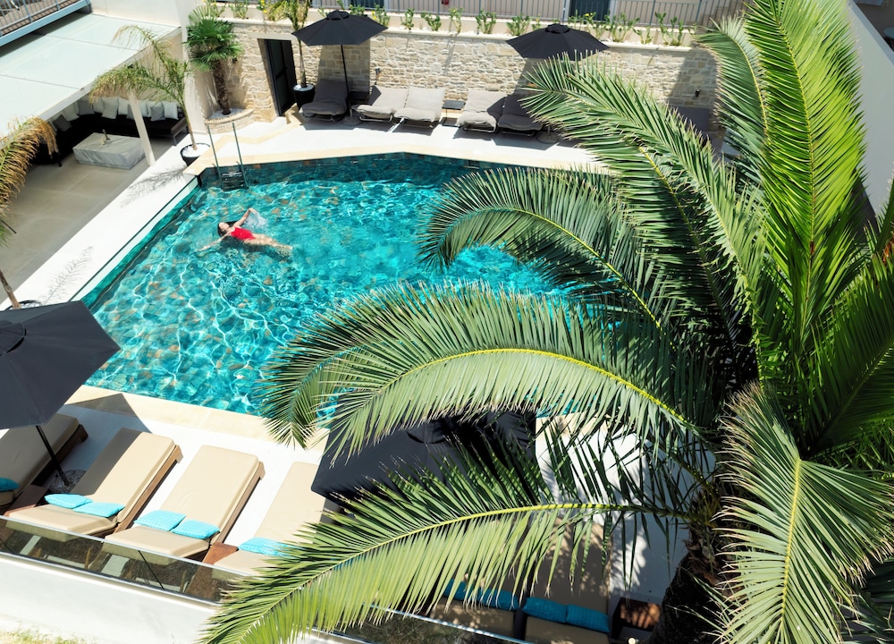 La Stella Suites 60/64