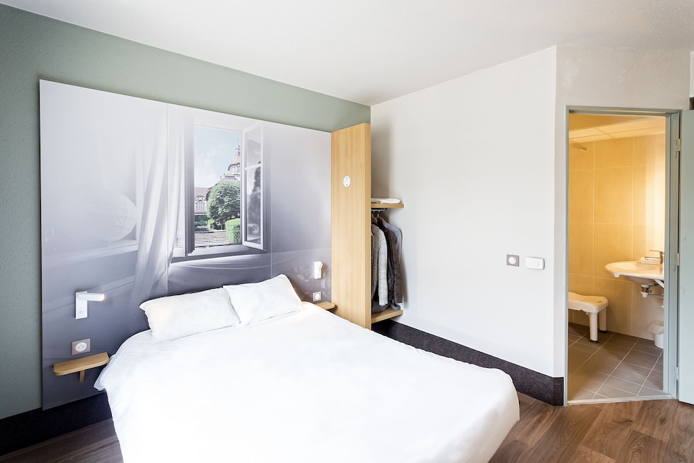 غرفة بسرير مزدوج لذوي الإعاقة