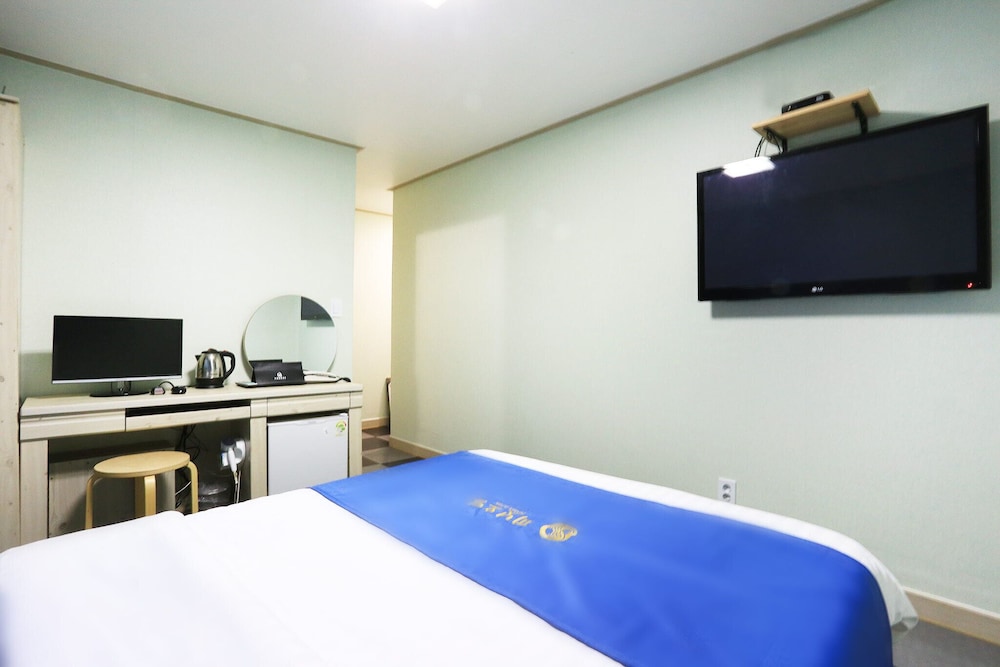 PEANUT HOTEL 12/61