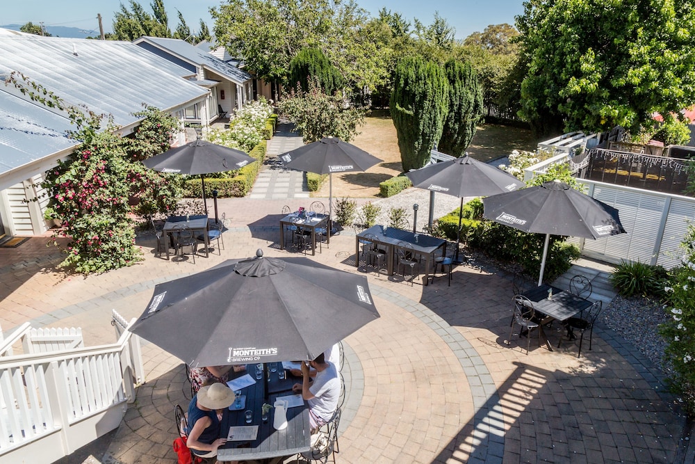 THE MARTINBOROUGH HOTEL 76/85