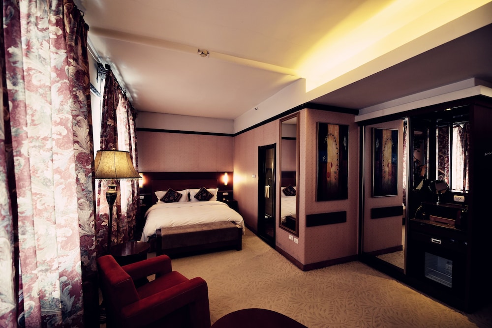 LUXURY, SINGLE, QUEEN BED