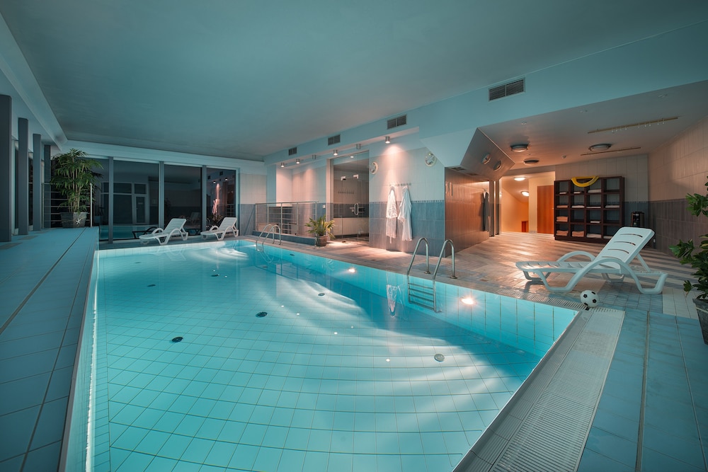 MAXIMILIAN LIFESTYLE RESORT 23/50