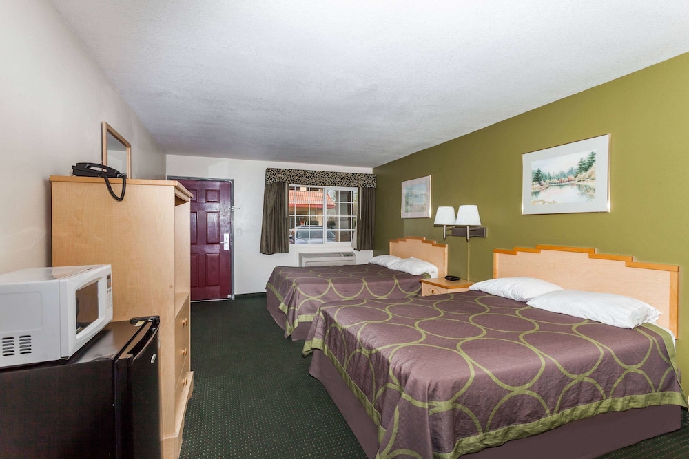 Super 8 By Wyndham Visalia 8/26