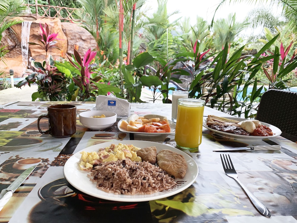 Aunty Arenal Lodge 30/50