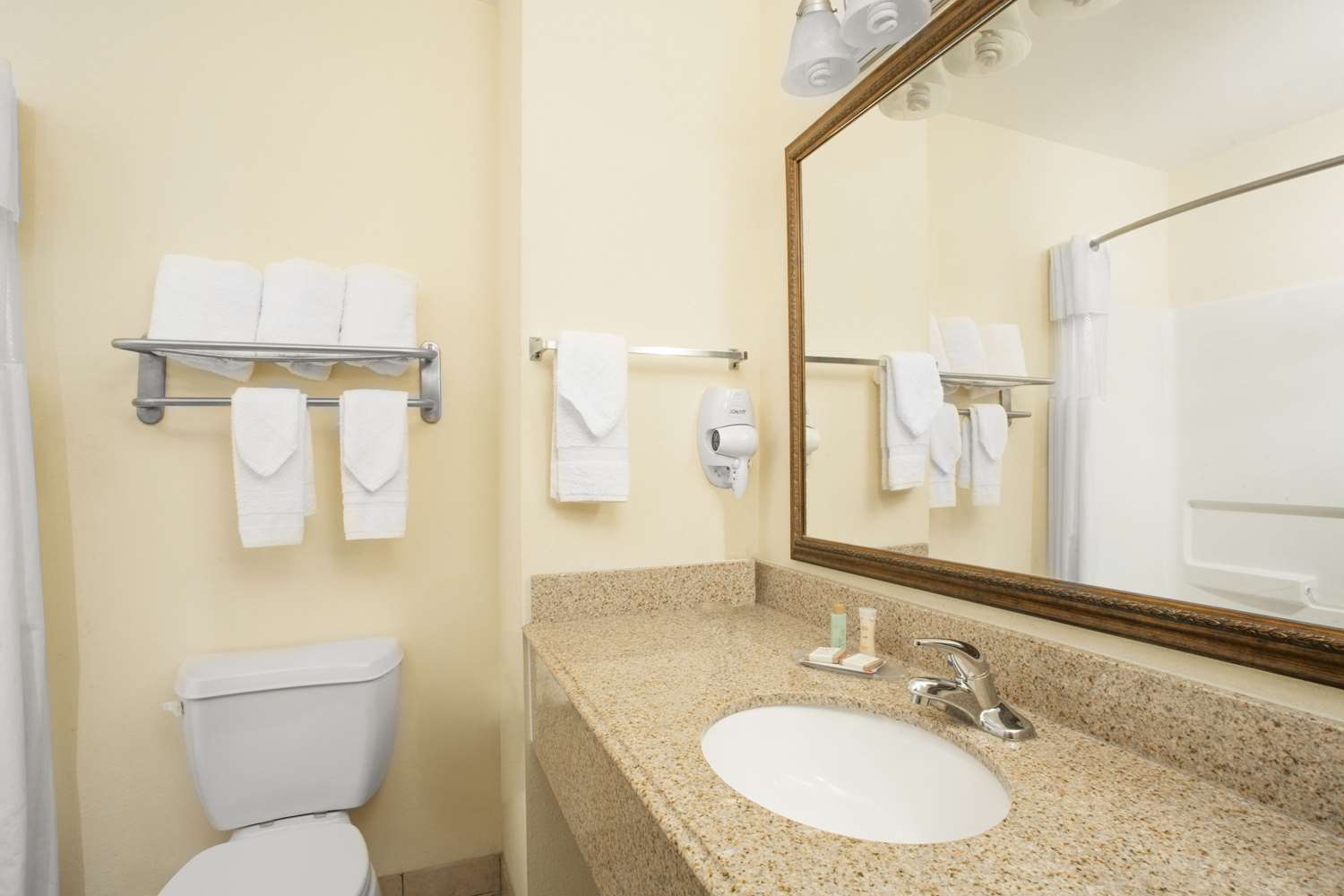 Howard Johnson by Wyndham Houma 34/36