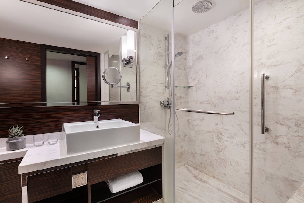غرفة بسرير كينج بإطلالة على البحر، Hong Kong Skycity Marriott Hotel 6/6