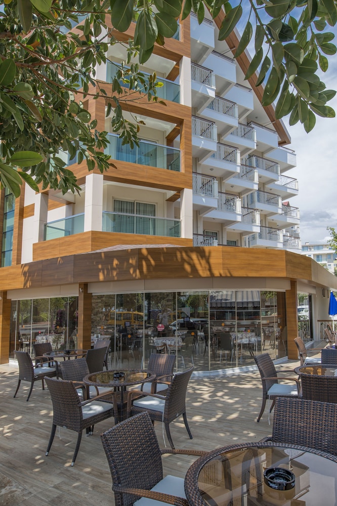 Riviera Hotel & Spa 46/55