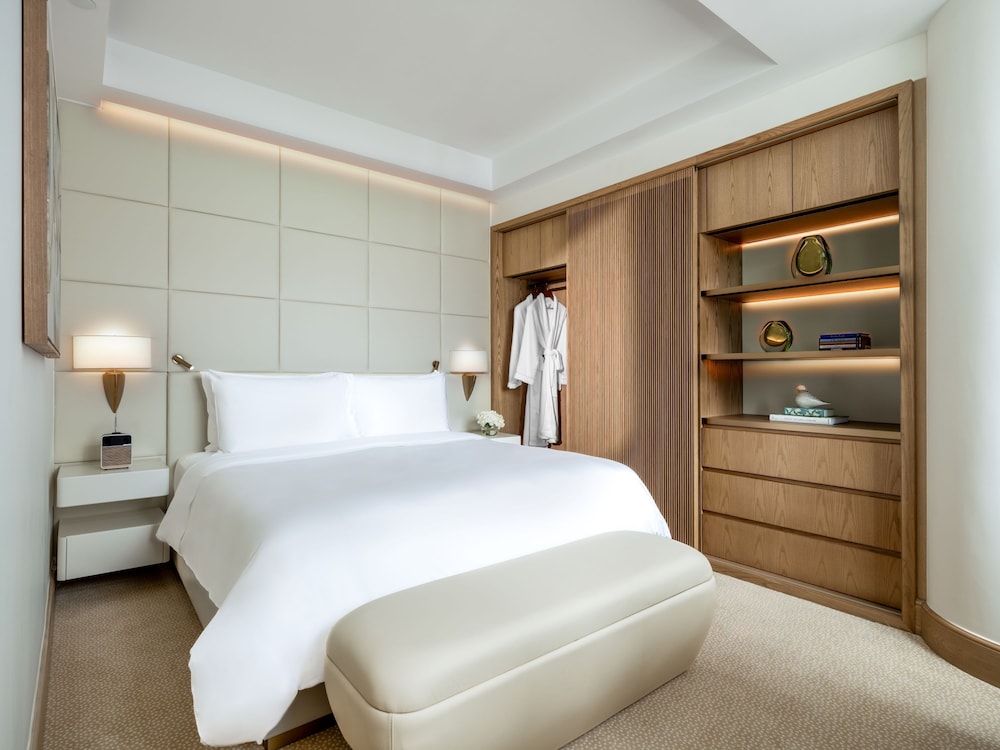 PRESTIGE, SUITE, KING BED