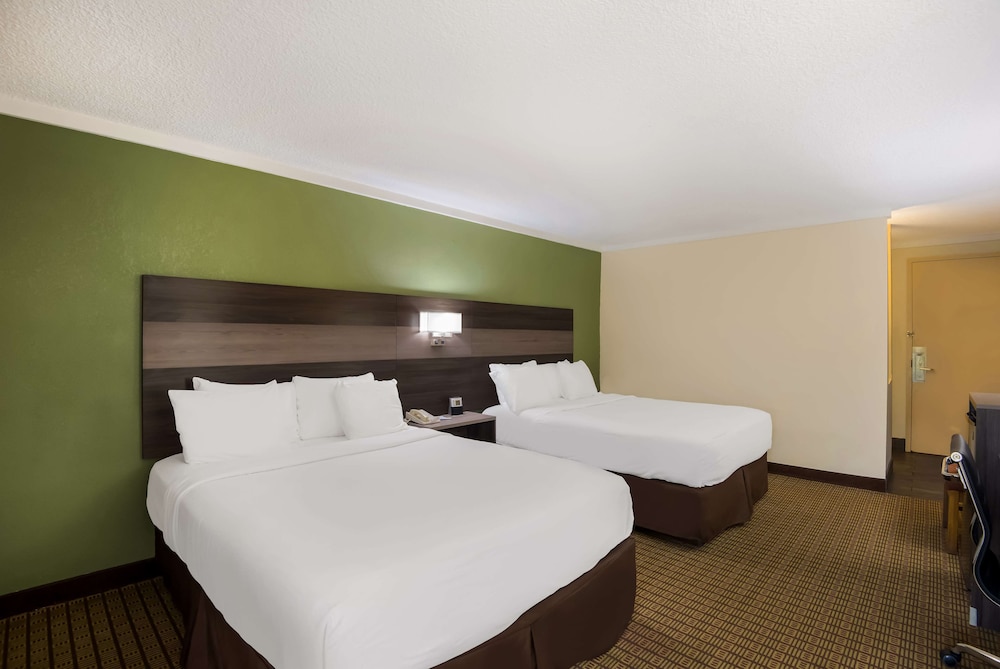 Standard, 2 Queen Beds, Courtyard View, Patio