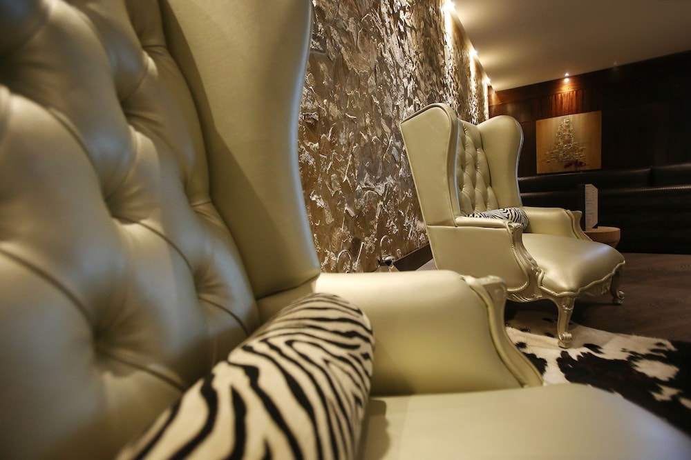 HOTEL REINA ISABEL 32/64