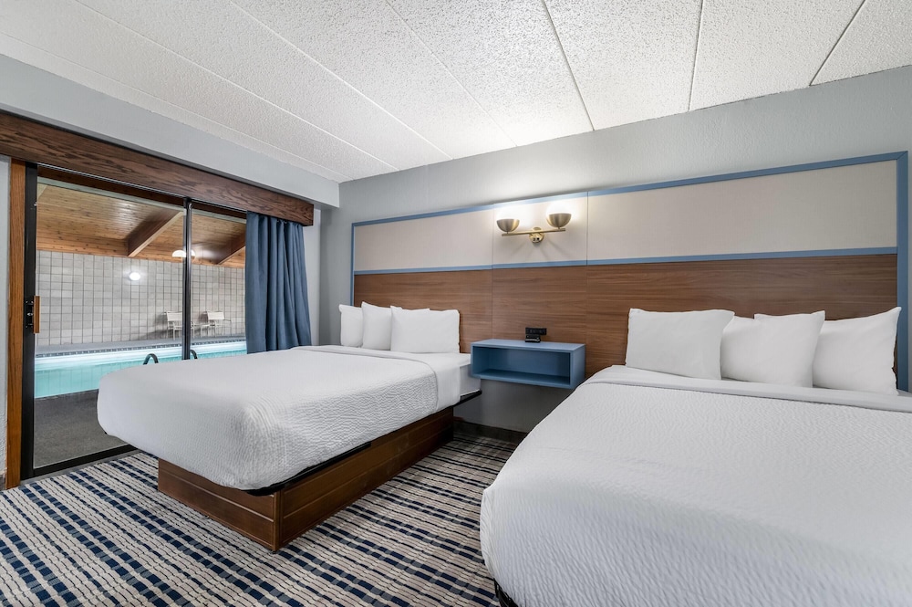 Deluxe, 2 Queen Beds, Pool Side, Accessible