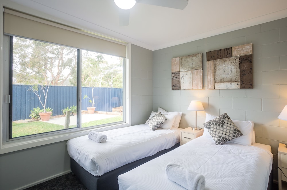 SHOAL BAY HOLIDAY PARK 28/70