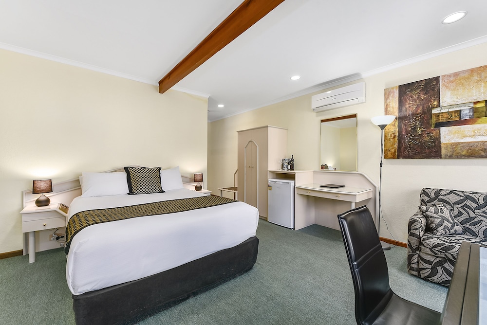 WILLIAM MACINTOSH MOTOR LODGE 13/31