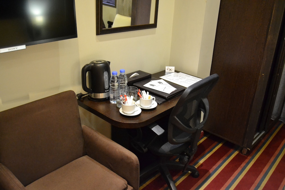 THE J HOTEL AND SPA 24/27