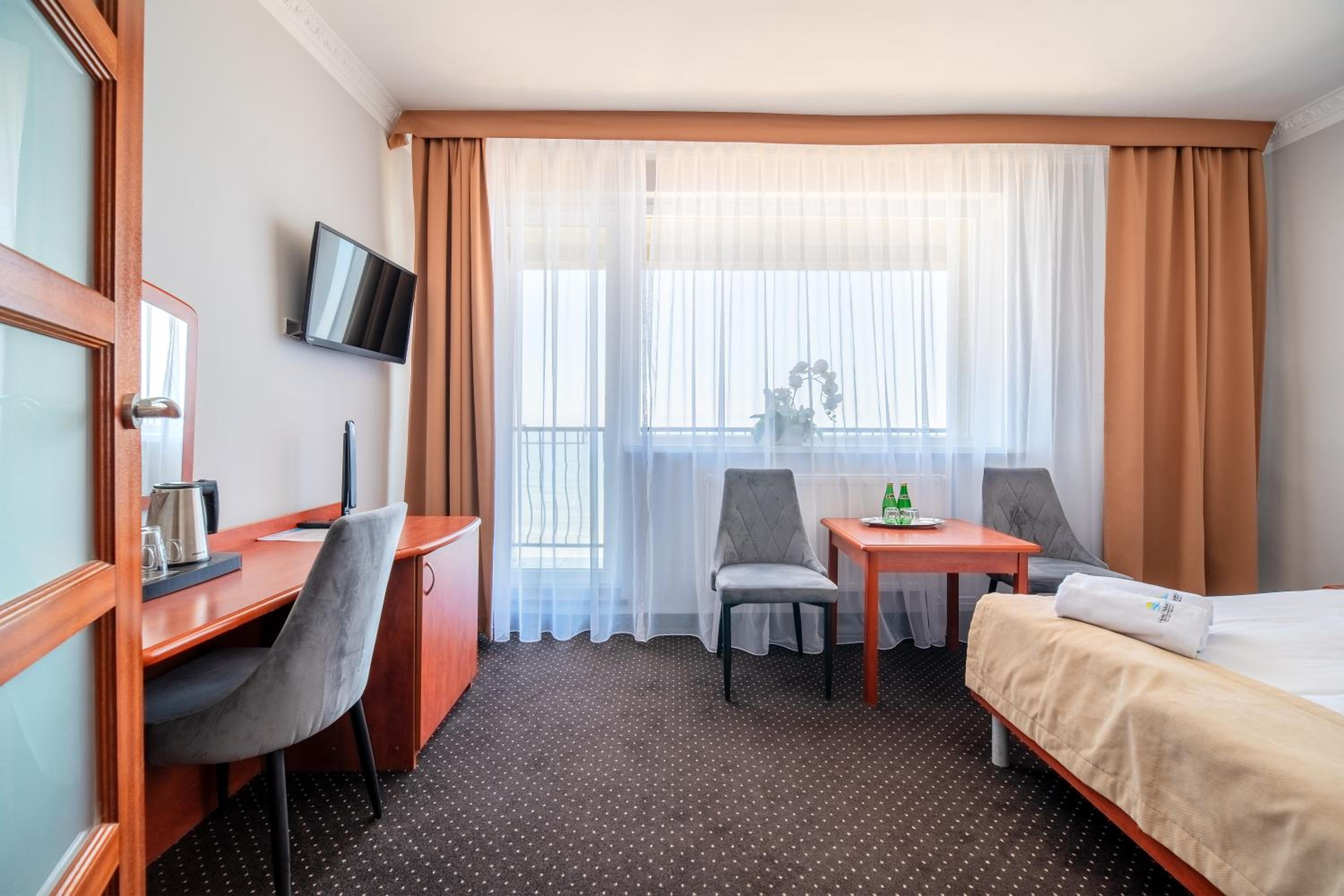 غرفة ديلوكس بسرير مزدوج بإطلالة على البحر بشرفة، Hotel Wodnik 3/6