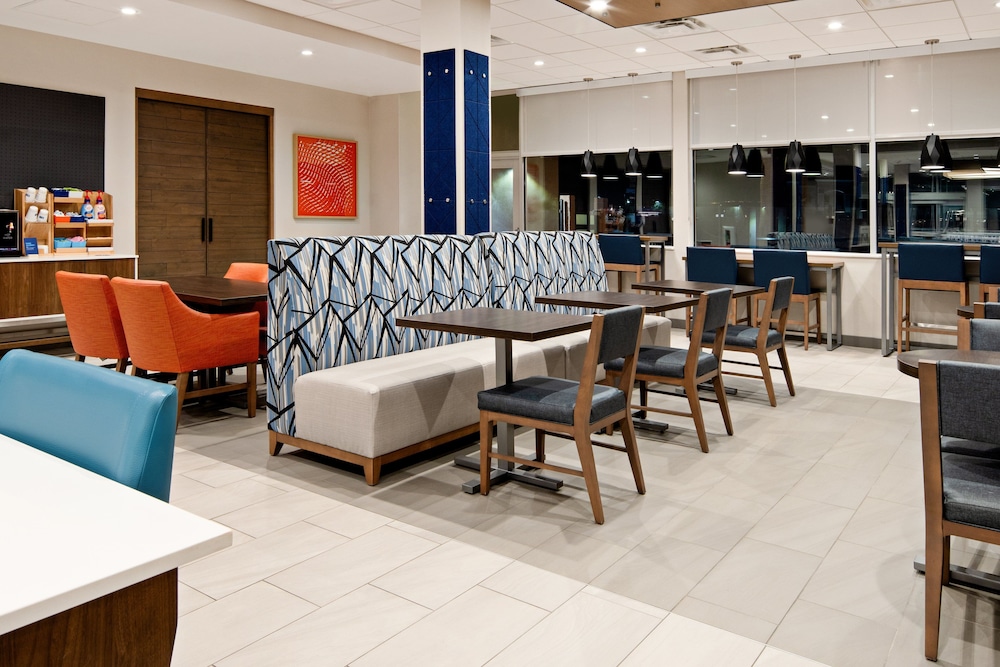 Holiday Inn Express and Suites Palm Desert Millennium 34/52