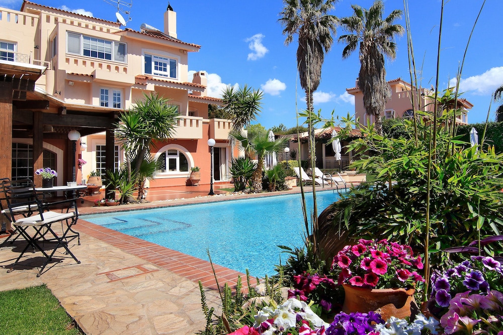 Oasis Pool House 44/50