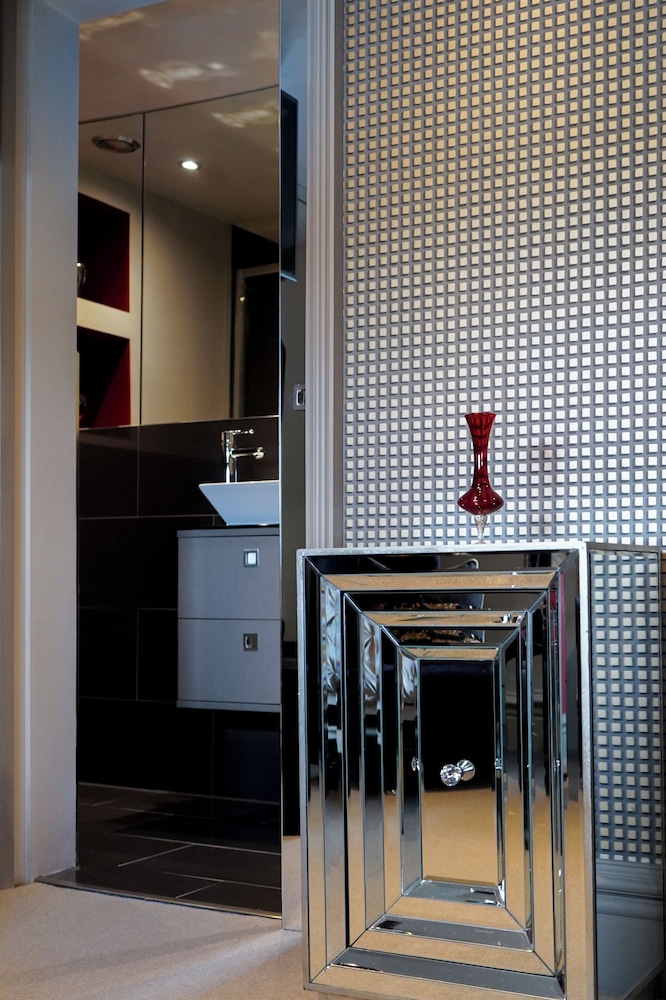 Square Townhouse 38/50